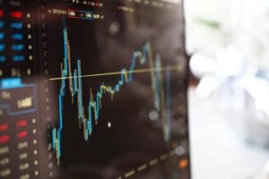 Wall Street sigue subiendo apostando a que la Fed no toca tasas: cómo se posiciona el dinero inteligente antes de septiembre