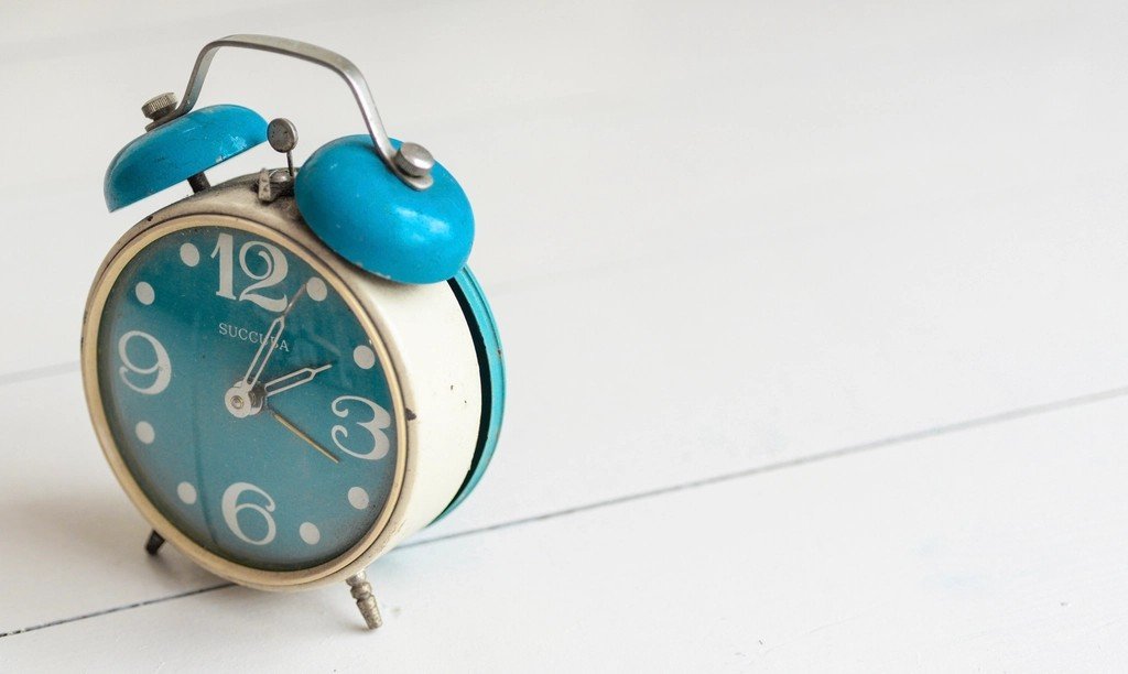 Reloj despertador azul simbolizando la falta de descanso