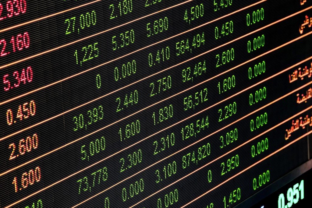 Gráfico financiero con tendencia de tasas de interés