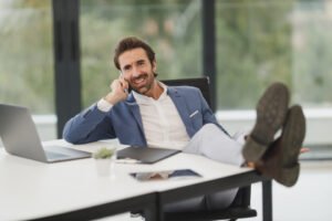 El emprendedor que trabaja 50 horas a la semana no es el que más gana: lo que revelan los datos sobre carga laboral y estrés