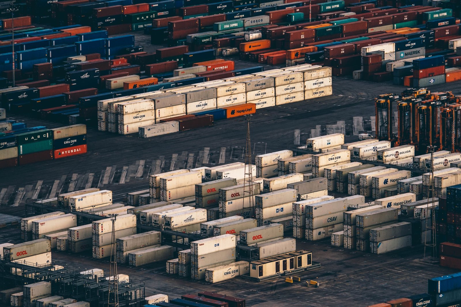 Contenedores de carga apilados en un puerto de exportación