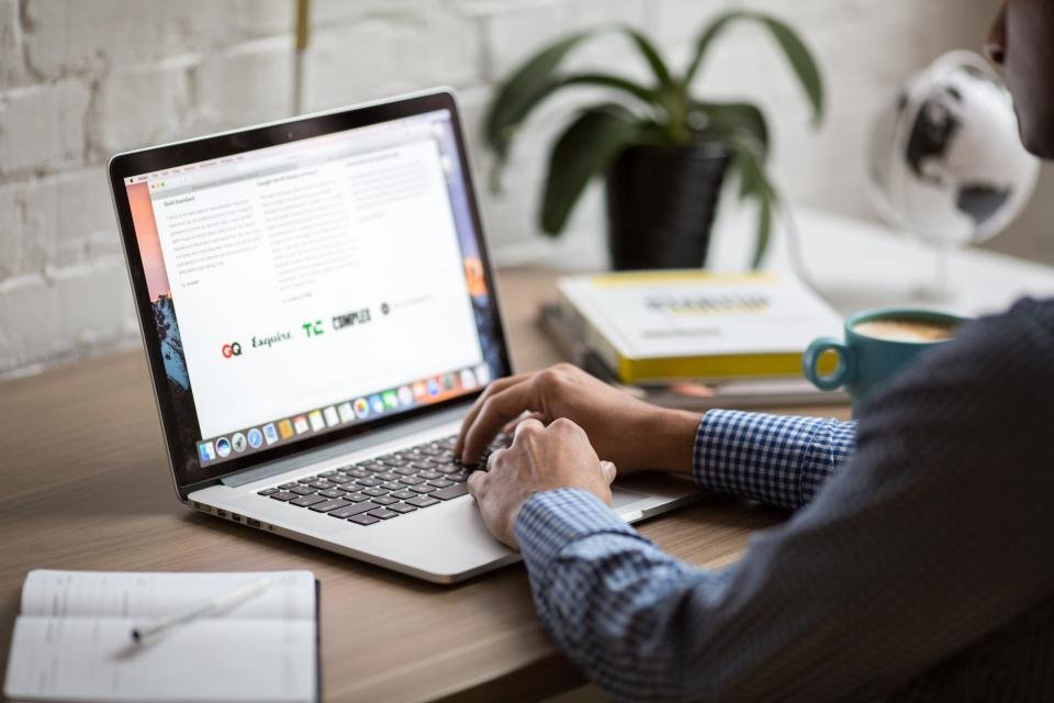Persona programando código en una laptop