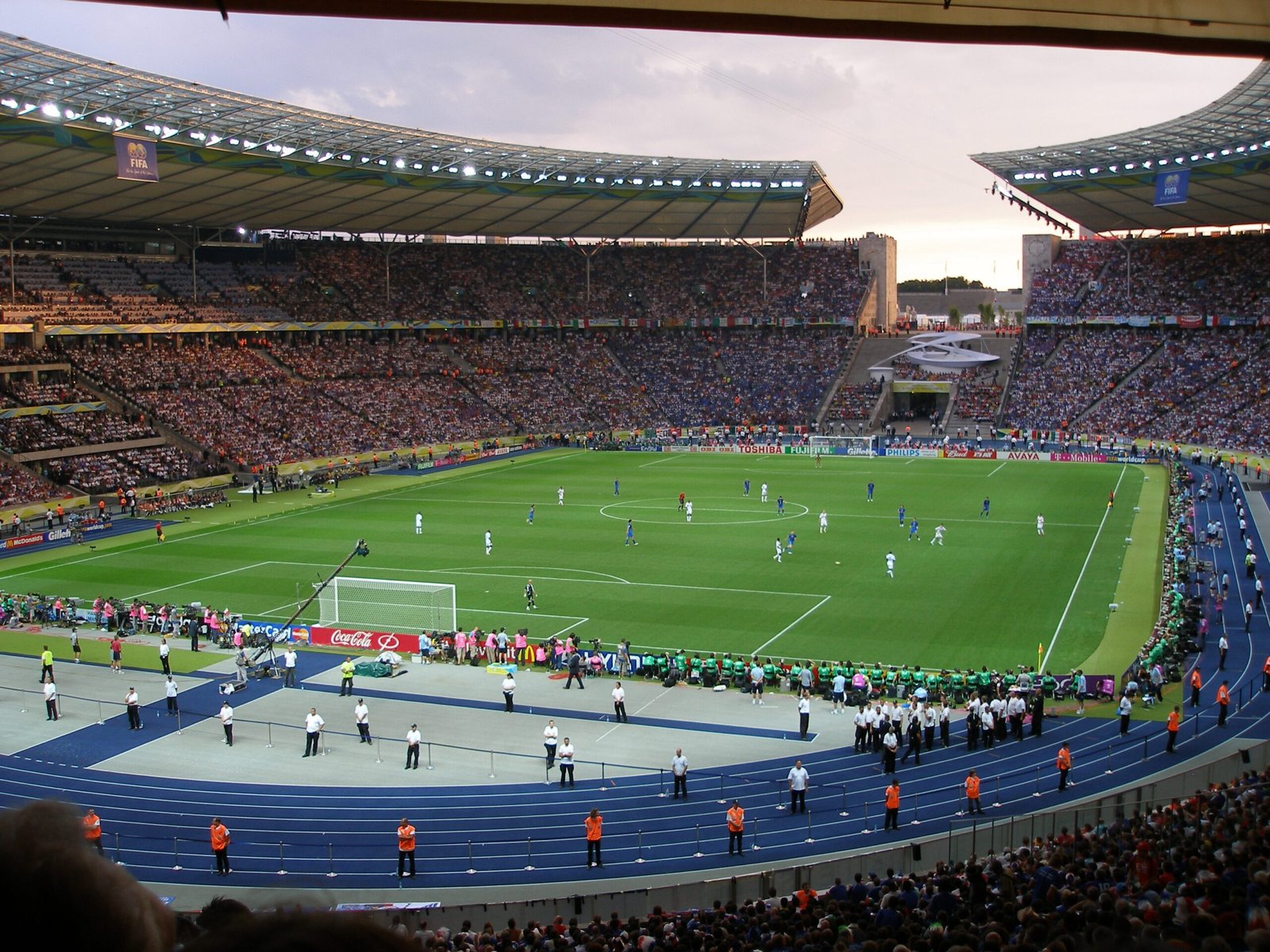 Estadio de fútbol lleno de aficionados