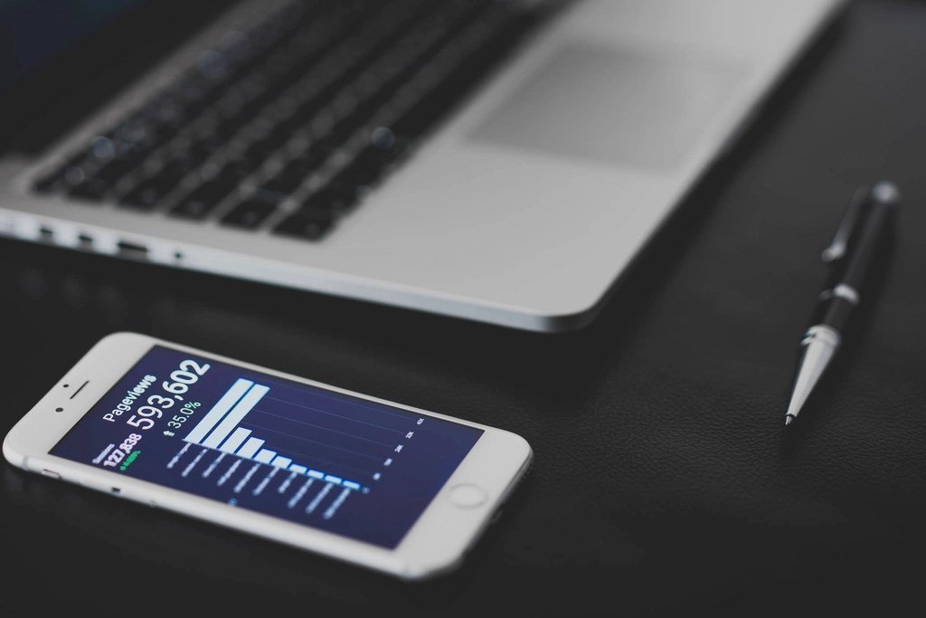 Análisis de datos financieros en dispositivo móvil