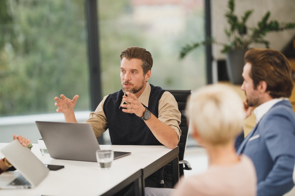Equipo de negocios en una reunión estratégica de oficina