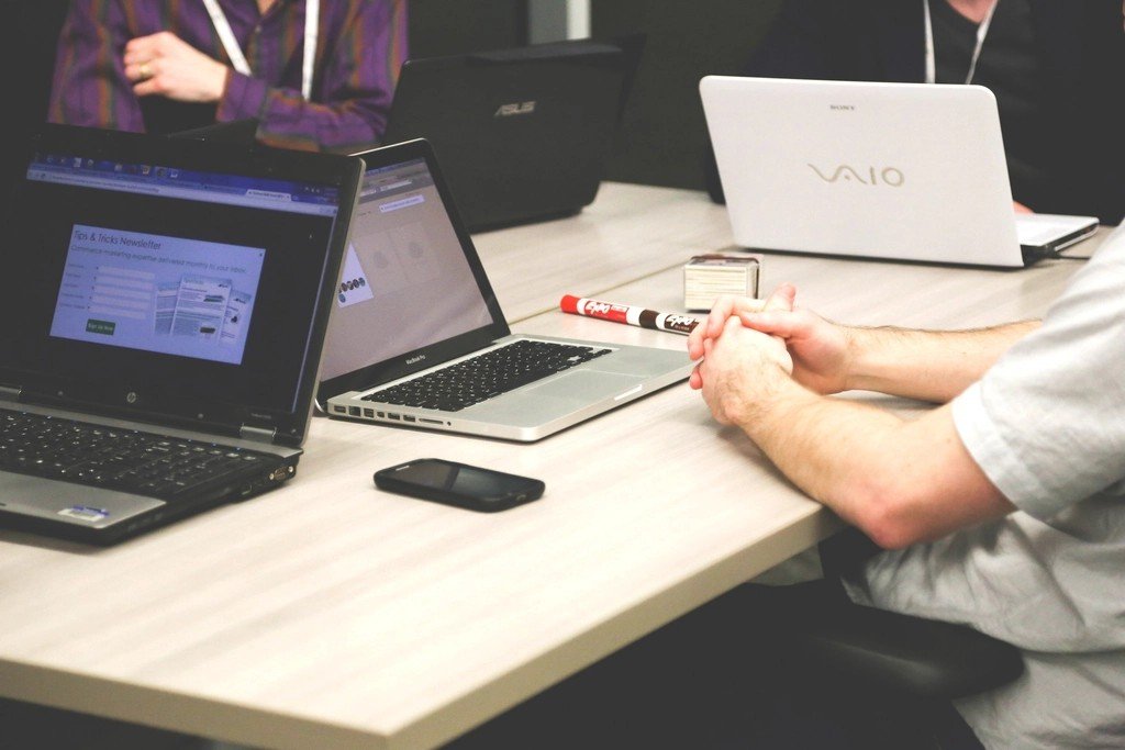 Equipo de trabajo en una reunión de negocios