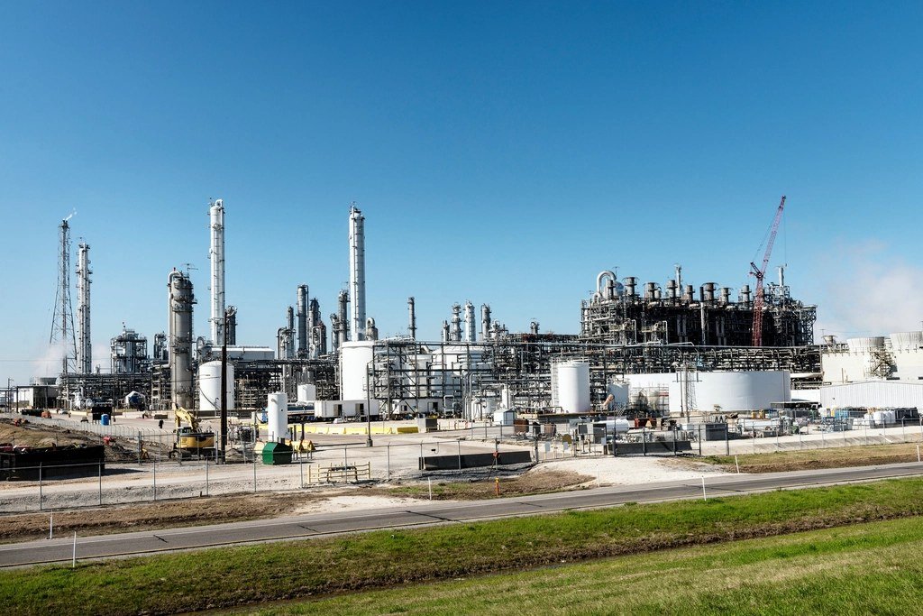 Refinería de petróleo, infraestructura energética