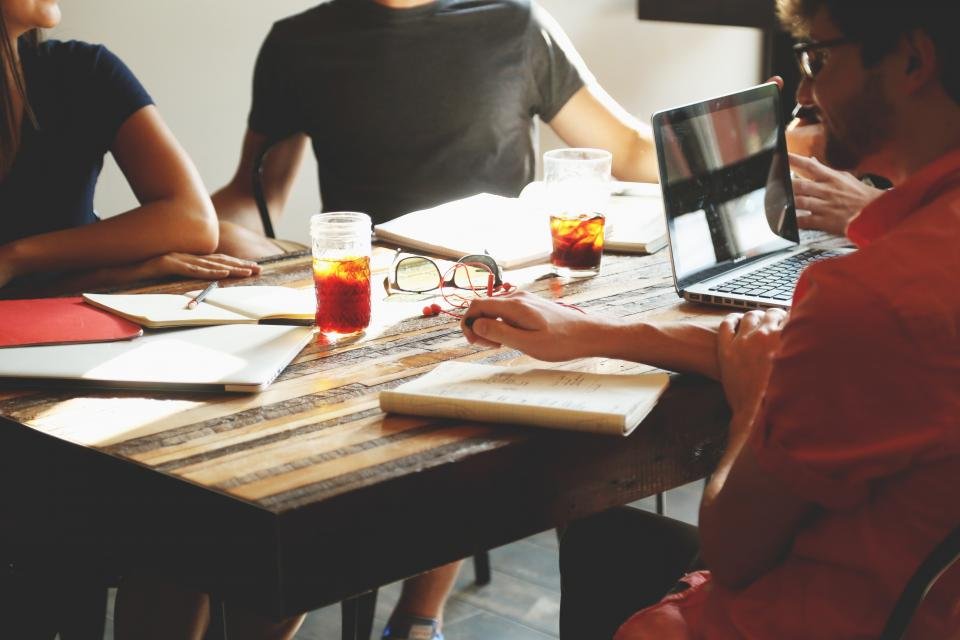 Equipo de trabajo reunido discutiendo decisiones de negocio