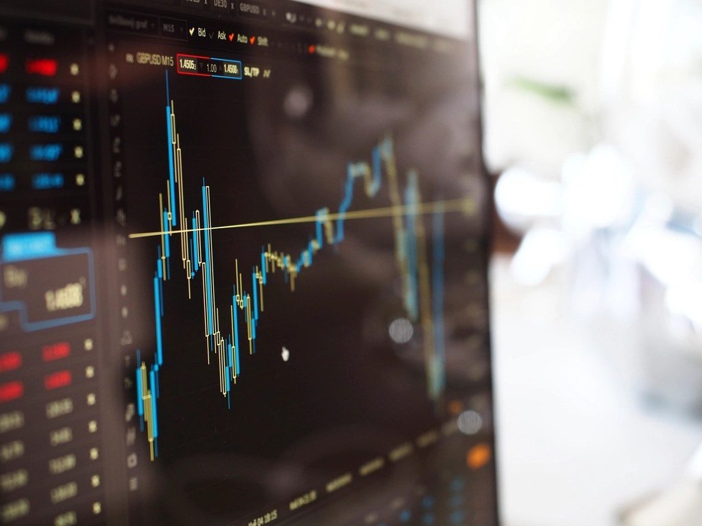Pantalla con gráficos del mercado de valores