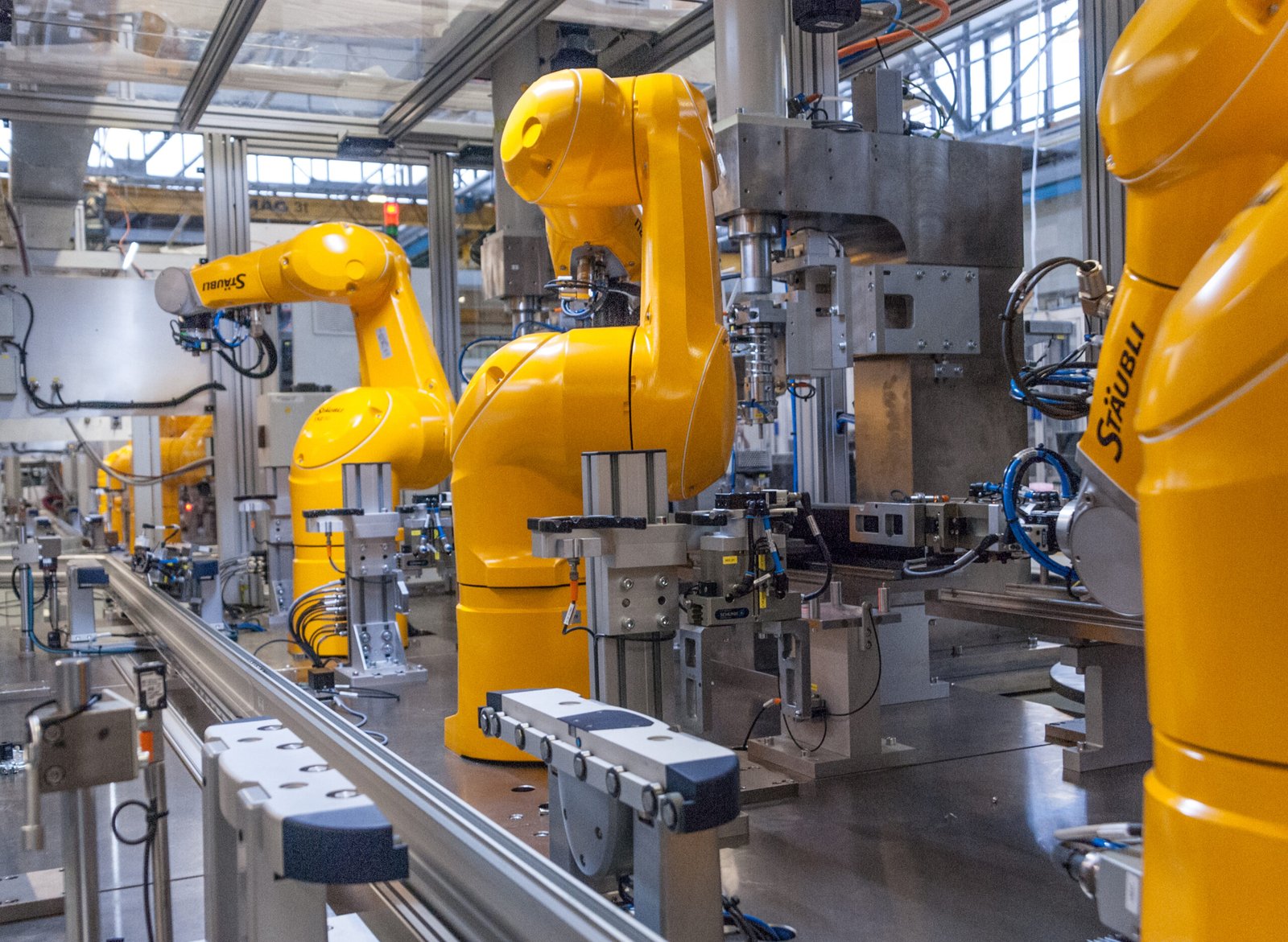 Línea de brazos robóticos industriales en una fábrica automatizada