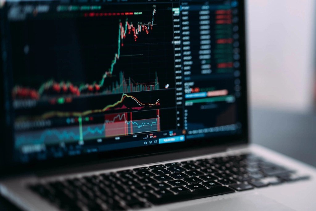Panel de trading en una laptop mostrando movimientos del mercado