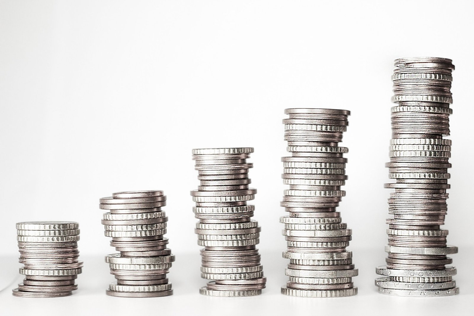 Pilas de monedas ordenadas por tamaño sobre una superficie