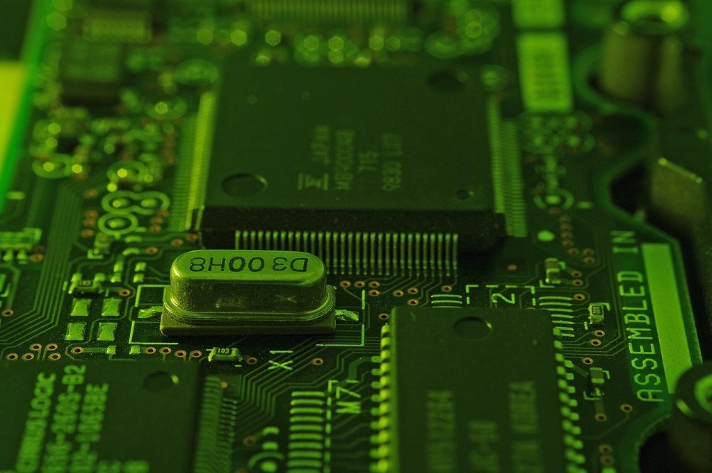 Primer plano de un microchip y circuitos de un semiconductor