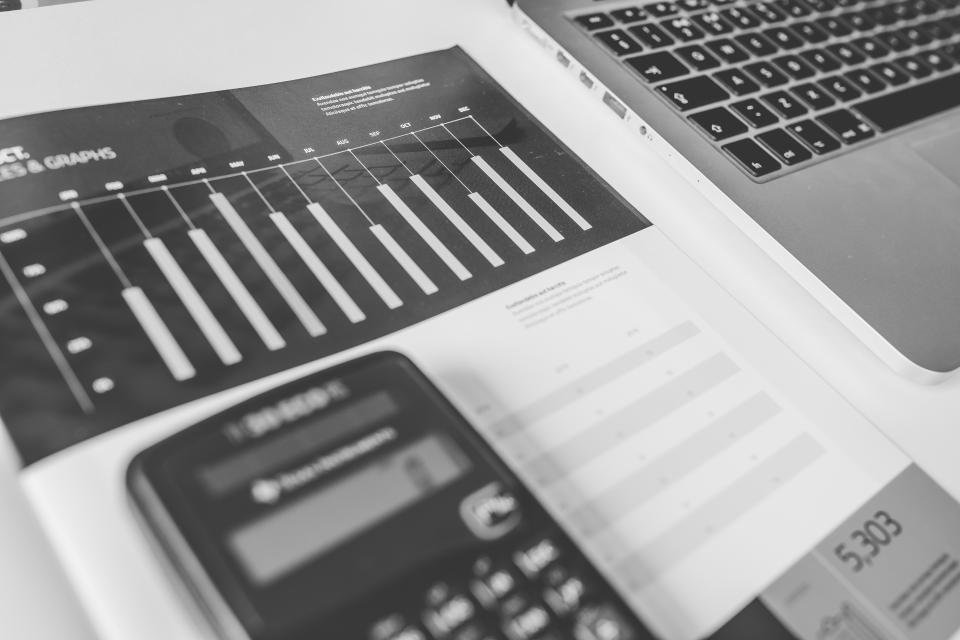 Calculadora financiera sobre un escritorio