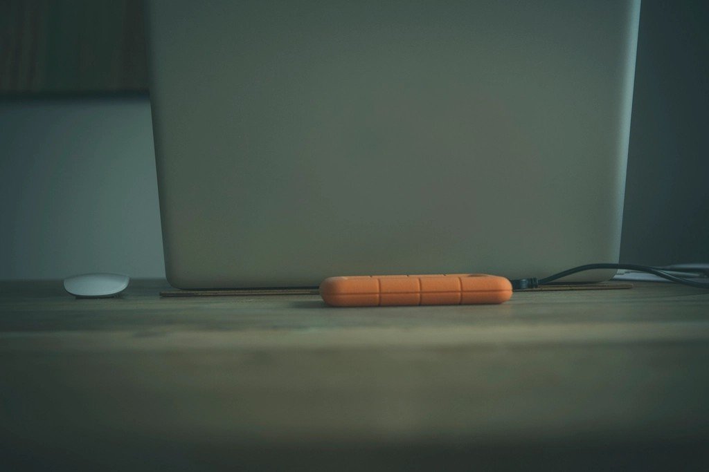 Disco duro externo conectado a una laptop para respaldo de datos