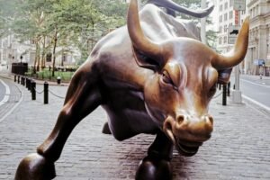 El S&P 500 y el Nasdaq tocan máximos históricos con el peor dato de empleo de los últimos meses: la desconexión que todo inversor debería poder explicar
