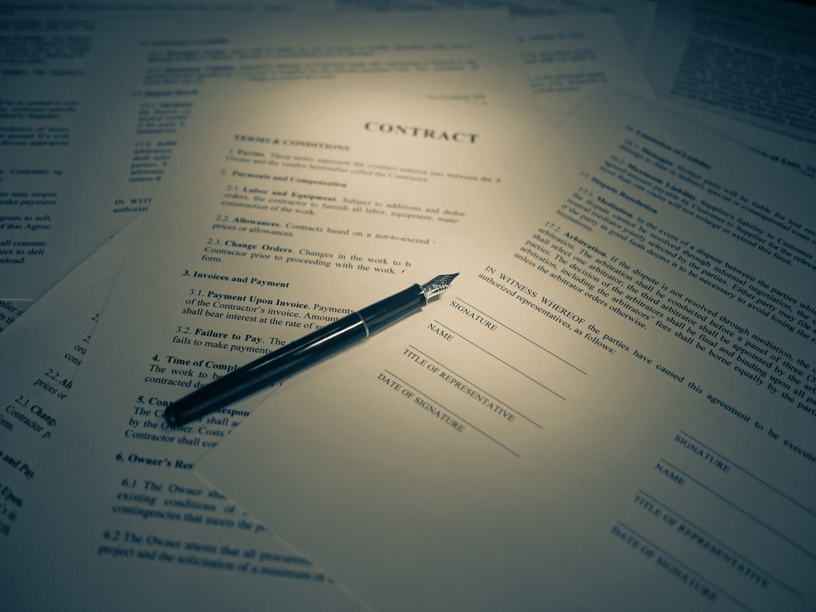 Firma de un contrato legal con pluma, representando la dilución de equity al ceder control a inversionistas