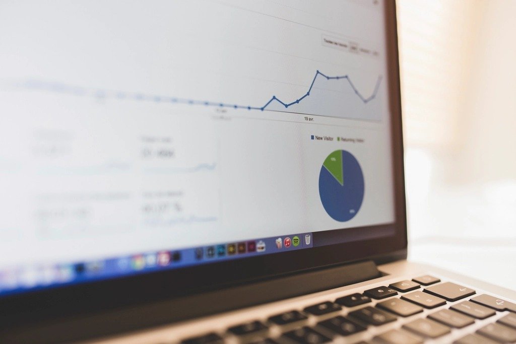 Pantalla de laptop mostrando gráficos y analítica de datos de negocio